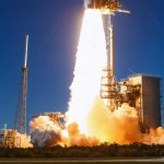 Lo Spettacolo di Mezzanotte: il Lancio del Razzo Falcon 9 di SpaceX Illumina i Cieli della Florida